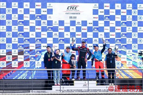 颁奖嘉宾：株洲市天元区人民政府副区长亓艳波