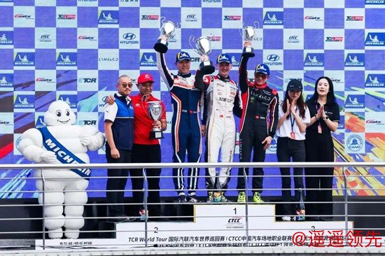 颁奖嘉宾：高盛擎动（株洲）体育文化发展有限公司董事长廖彦婷、米其林亚太赛事总监马奔